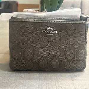 Corner zip Wristlet In signature Jacquard